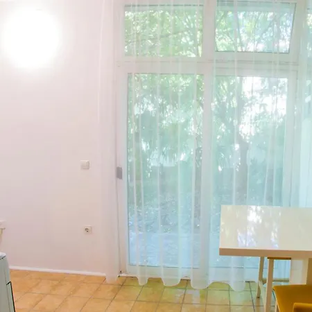 Old Town Oasis 3 *